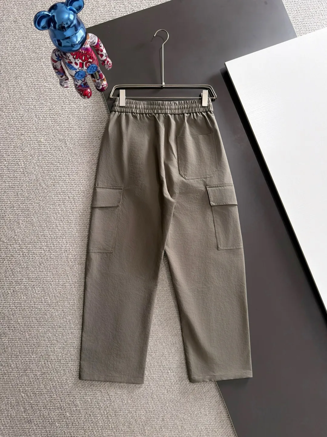Next day shipment P195 Balenciaga High Quality 2026 Autumn and Winter New Arrival elastic band casual pants, counter-customized fabrics, Breathable, high comfort, impeccable details, brand element design concept, reflecting high quality. It feels delicate and soft! It presents a casual cut and the upper body shape is great! Sizes:S-3XL